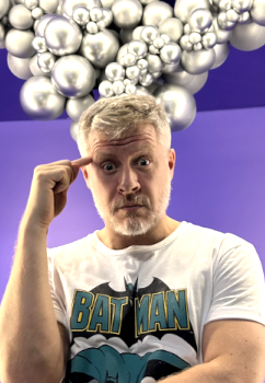 Martín Sgattoni invitando a jugar Escape Rooms